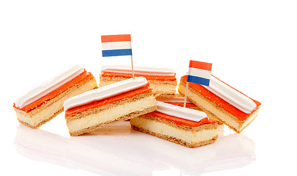pila di cucina tradizionale olandese pasticceria chiamato tompouce con bandiere - tompouce foto e immagini stock