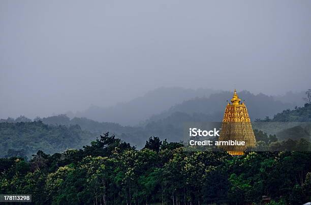 Templo Estupa En La Selva Foto de stock y más banco de imágenes de Aire libre - Aire libre, Ajardinado, Belleza de la naturaleza