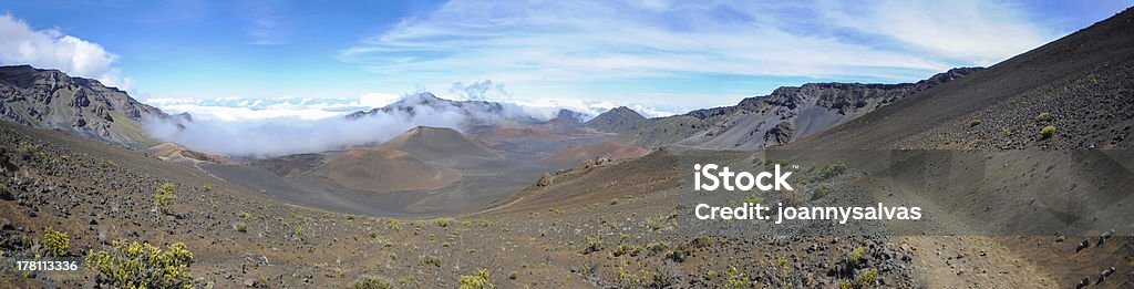 Panoramiczny widok z wnętrza Haleakala Krater, Maui, na Hawajach - Zbiór zdjęć royalty-free (Chmura)