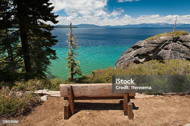 Banco De Madera Con Vista Del Lago Tahoe Foto de stock y más banco de imágenes de Acantilado - Acantilado, Agua, Aire libre