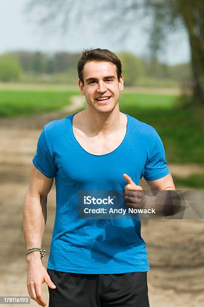 Sonriente Hombre Para Correr Foto de stock y más banco de imágenes de 20 a 29 años - 20 a 29 años, 20-24 años, Actividad