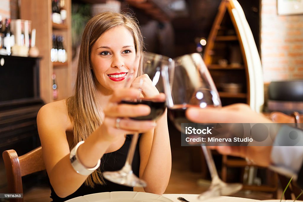 Casal jantando em um restaurante - Foto de stock de Adulto royalty-free