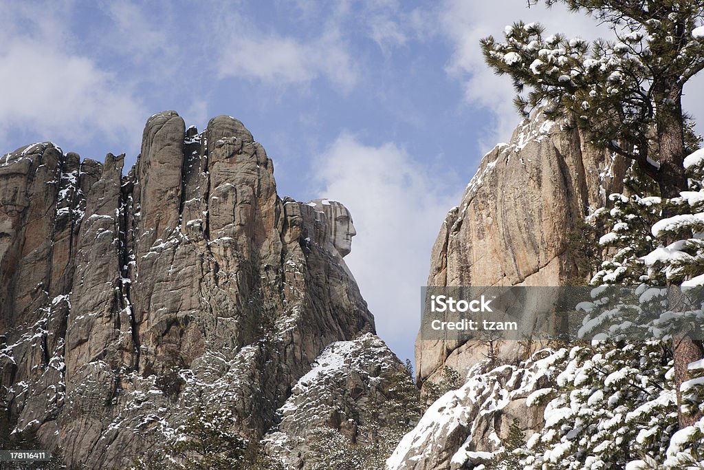 Vista lateral do Monumento Nacional Monte Rushmore no inverno - Foto de stock de Inverno royalty-free