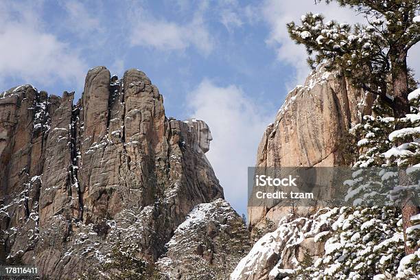 Foto de Vista Lateral Do Monumento Nacional Monte Rushmore No Inverno e mais fotos de stock de Inverno