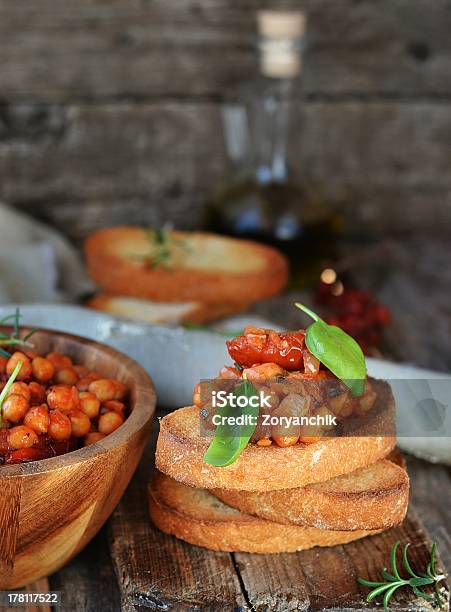 Tostar Pão Com Grão - Fotografias de stock e mais imagens de Brusqueta - Brusqueta, Feijão, Alimentação Saudável