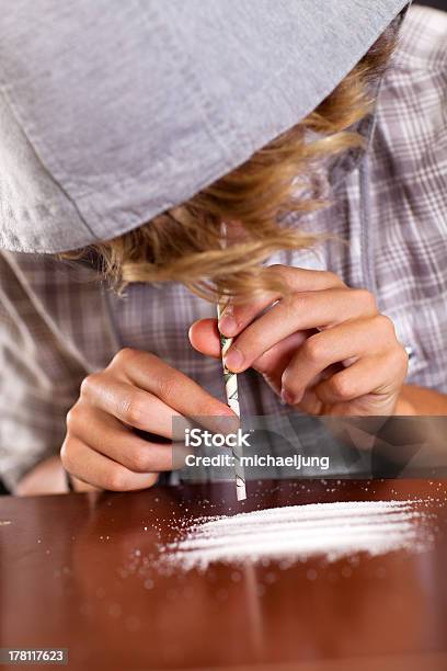 Foto de Adolescente Roncando Heroína e mais fotos de stock de Adolescente - Adolescente, Cocaína, Adulto