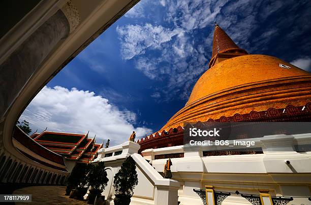 Photo libre de droit de Phra Pathom Chedi En Journée banque d'images et plus d'images libres de droit de Adulation - Adulation, Arbre, Architecture