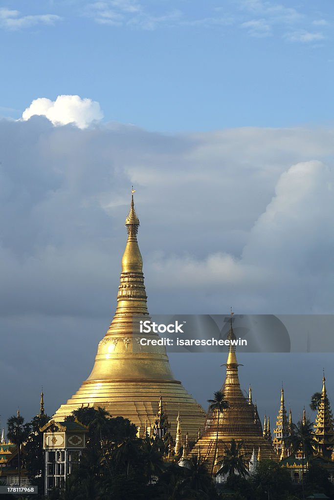 Pagode de Shwedagon dans Rangoun avec une magnifique lumière du matin - Photo de Architecture libre de droits