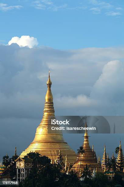 Photo libre de droit de Pagode De Shwedagon Dans Rangoun Avec Une Magnifique Lumière Du Matin banque d'images et plus d'images libres de droit de Architecture