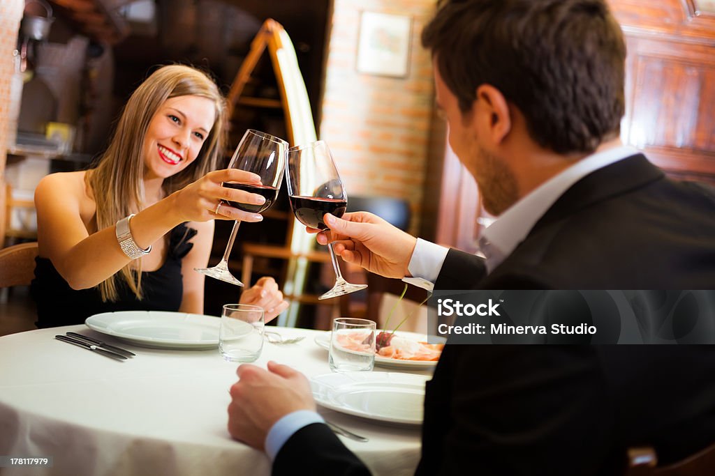 커플입니다 하는 레스토랑에서 석식 - 로열티 프리 기념일 스톡 사진
