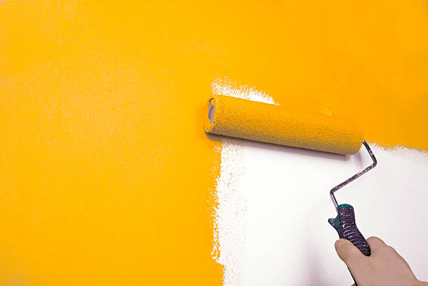 parede de pintura de mão - house painter paint roller yellow painting - fotografias e filmes do acervo