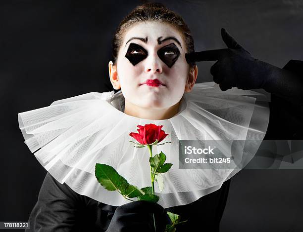 Photo libre de droit de Femme Mime Avec Rose Rouge banque d'images et plus d'images libres de droit de Acteur - Acteur, Adulte, Arlequin