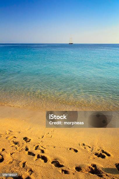 Photo libre de droit de Empreintes Dans Le Sable banque d'images et plus d'images libres de droit de Archipel des Cyclades - Archipel des Cyclades, Beauté de la nature, Bleu