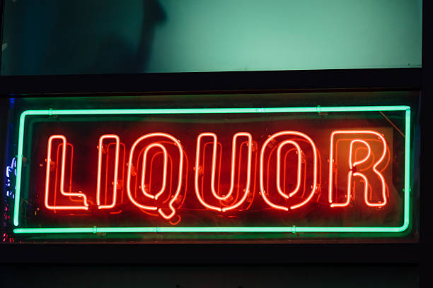 istock Liquor neon sign 178118815