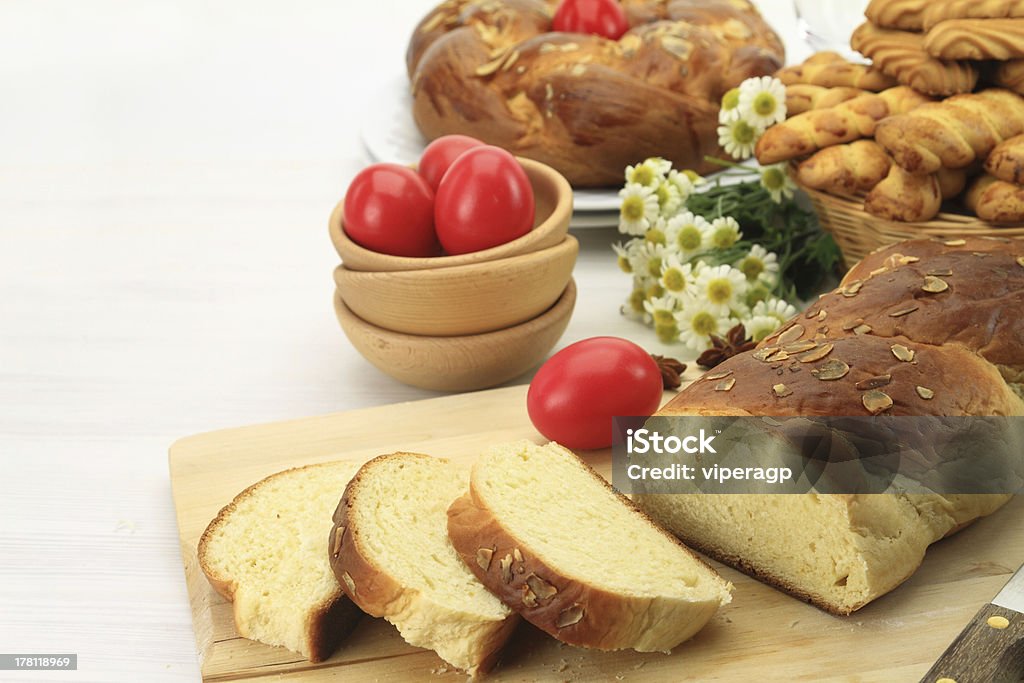 Wielkanocny słodkie pieczywo z czerwony jaj i Ciastko shortbread pliki cookie - Zbiór zdjęć royalty-free (Armenia - państwo)