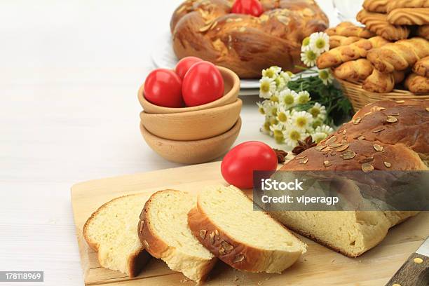 Wielkanocny Słodkie Pieczywo Z Czerwony Jaj I Ciastko Shortbread Pliki Cookie - zdjęcia stockowe i więcej obrazów Armenia - państwo