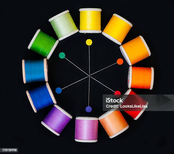 Rueda De Colores En Textura Con Roscas Y Contactos Foto de stock y más banco de imágenes de Color - Tipo de imagen - Color - Tipo de imagen, Colores, Alfiler