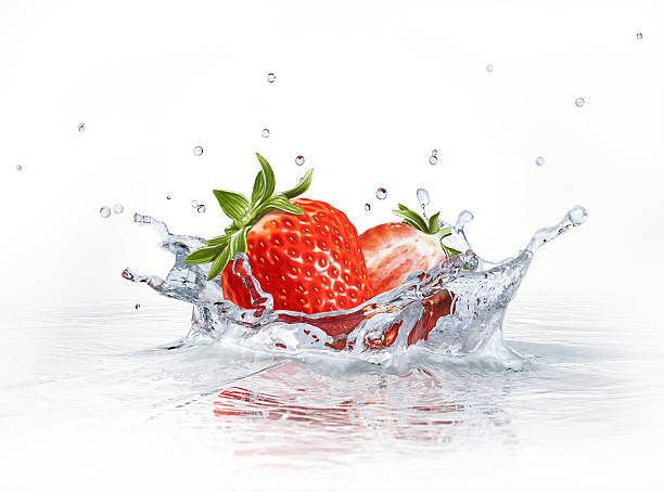 morangos cair na água clara, formando uma coroa de chape. - wet strawberry macro fruit imagens e fotografias de stock