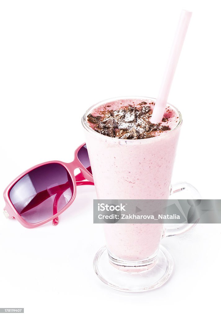 Taça de frutas batidas smoothie de morango com óculos de sol - Foto de stock de Alimentação Saudável royalty-free