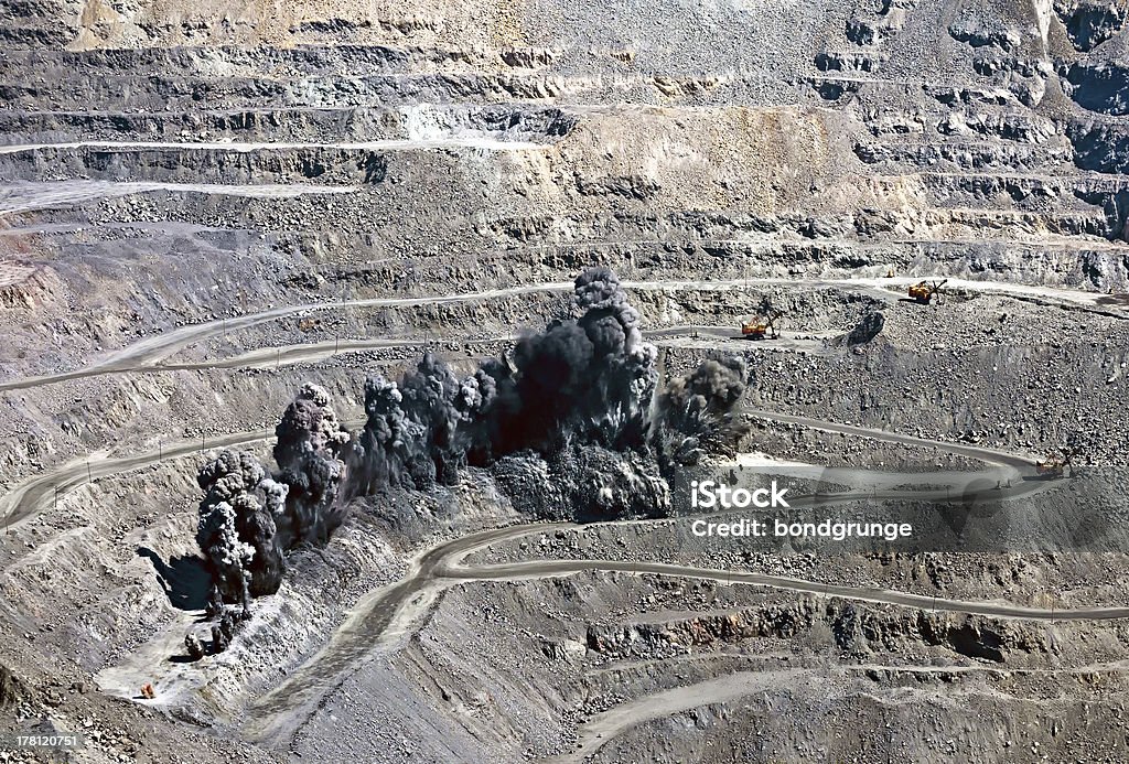 Entre na mina aberta do cast - Foto de stock de Exploração de Minas royalty-free