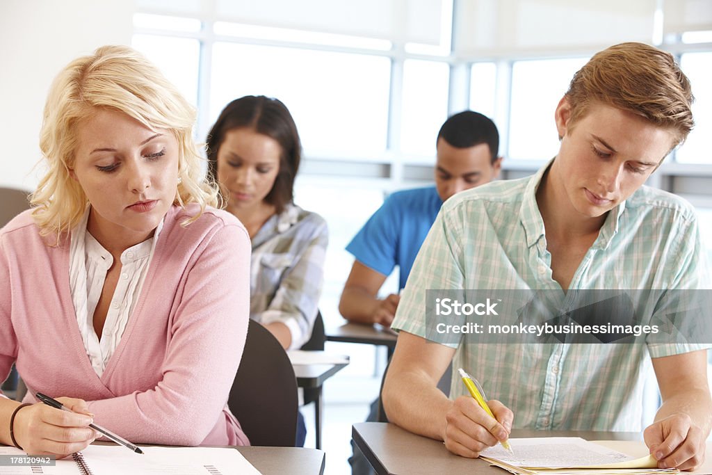 Los estudiantes trabajando en clase - Foto de stock de 18-19 años libre de derechos