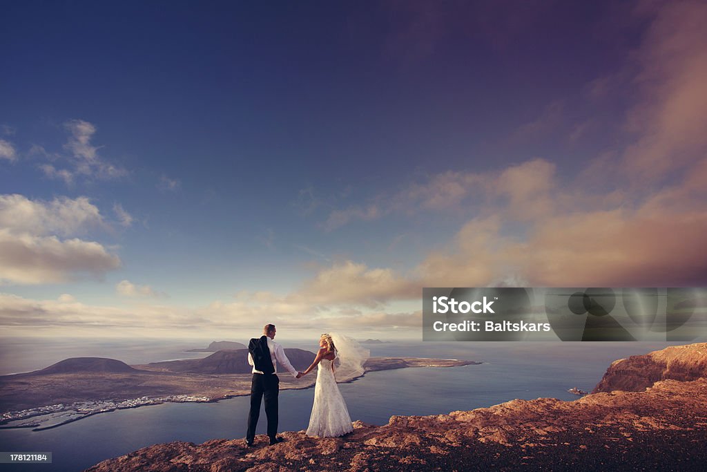 Sposi felici in Isole Canarie - Foto stock royalty-free di Abito da sposa