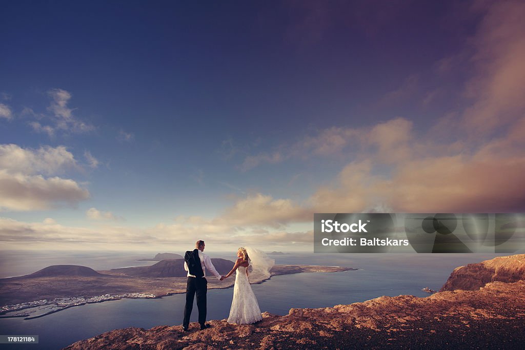 Felizes recém-casados em Ilhas Canárias - Foto de stock de Acordo royalty-free