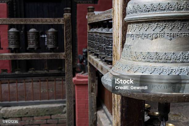 Bell Und Gebetsmühlen In Nepal Stockfoto und mehr Bilder von Asien - Asien, Bronze, Bronzefarbig