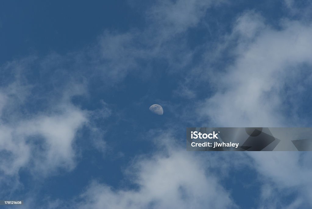Облака и Луна & большое синее небо в Большие Дымные Mtns - Стоковые фото Без людей роялти-фри