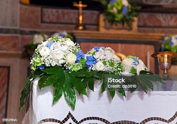 Interior De La Iglesia Católica Foto de stock y más banco de imágenes de Altar - Altar, Arreglo, Azul