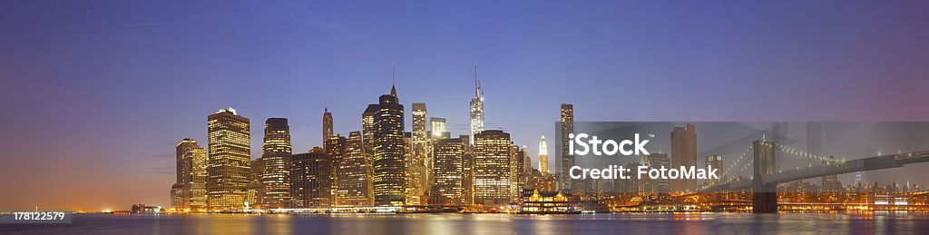 New York city night skyline vista panorámica de los edificios de Manhattan - Foto de stock de Agua libre de derechos