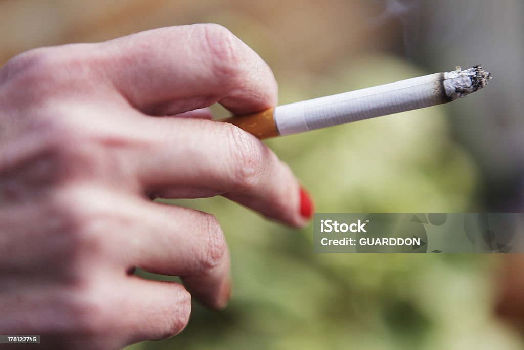 Segurando um cigarro - Royalty-free Amontoar Foto de stock