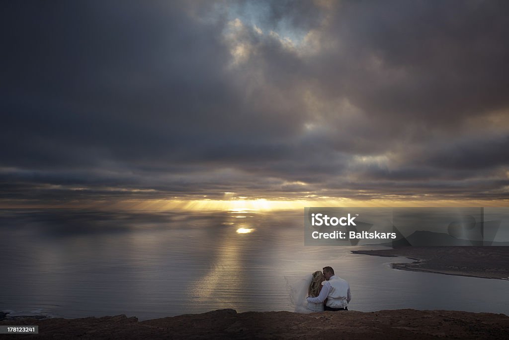 Feliz pareja de recién casados Besando a la - Foto de stock de Acuerdo libre de derechos