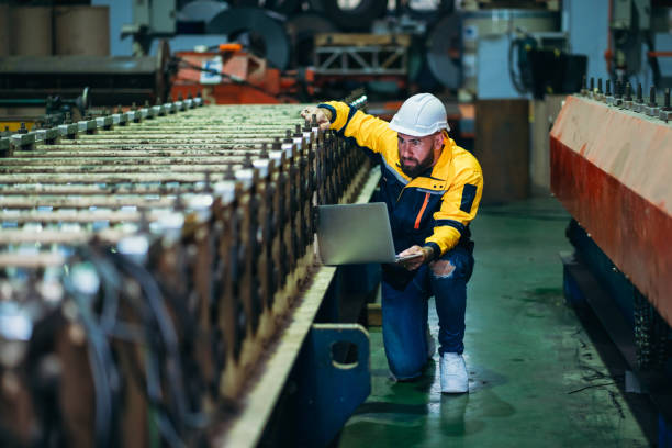 ingénieurs ou contremaîtres inspectant et vérifiant les machines sur les machines d’usine. industrie ouvrière travaillant dans l’entreprise de tôles. - contracting repairing residential structure vertical photos et images de collection