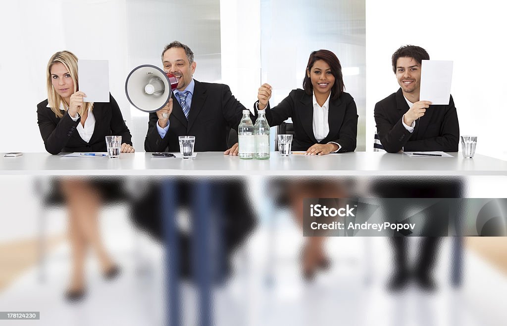 O painel de jurados segurando vazio sinais de pontuação - Foto de stock de Juiz - Entretenimento royalty-free