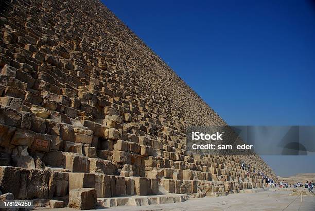 Foto de Pirâmide E Céu Azul e mais fotos de stock de Antiguidades - Antiguidades, Arqueologia, Arquitetura