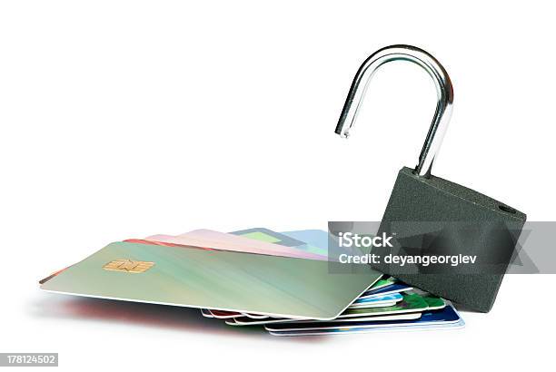 Grau Geschlossenen Vorhängeschloss Und Kreditkarten Stockfoto und mehr Bilder von Bankgeschäft