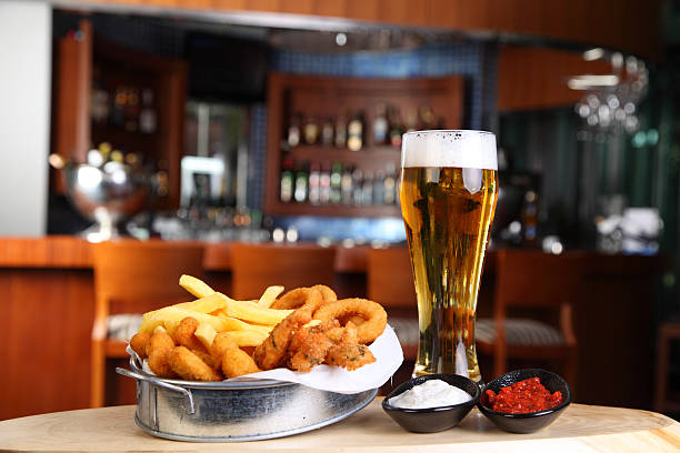 calamar fritas e cerveja - comida de pub - fotografias e filmes do acervo