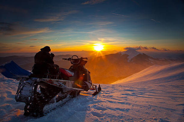 la motoslitta su un bellissimo paesaggio invernale - snowmobiling snow winter mountain foto e immagini stock