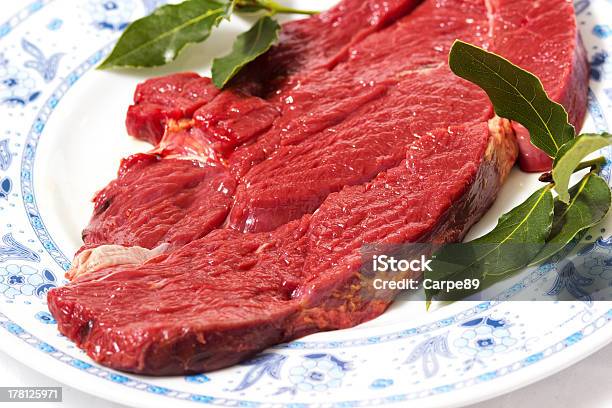 Bistec Foto de stock y más banco de imágenes de Alimento - Alimento, Bistec, Carne