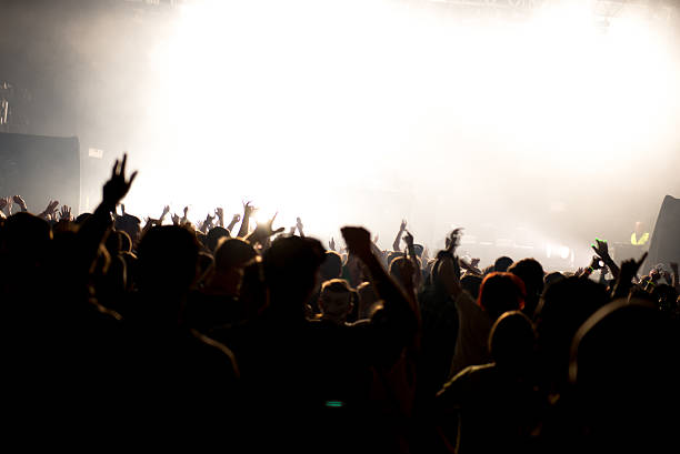Feiert die Menge der Menschen beim Konzert oder party festival – Foto