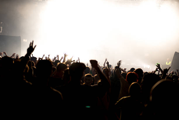 Celebrar o festival Multidão de pessoas no concerto ou Festa - fotografia de stock