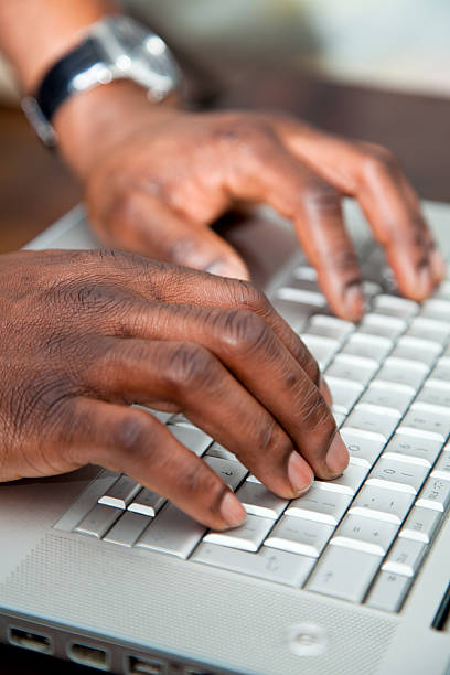 close-up de mãos em um teclado - close up businessman corporate business side view imagens e fotografias de stock