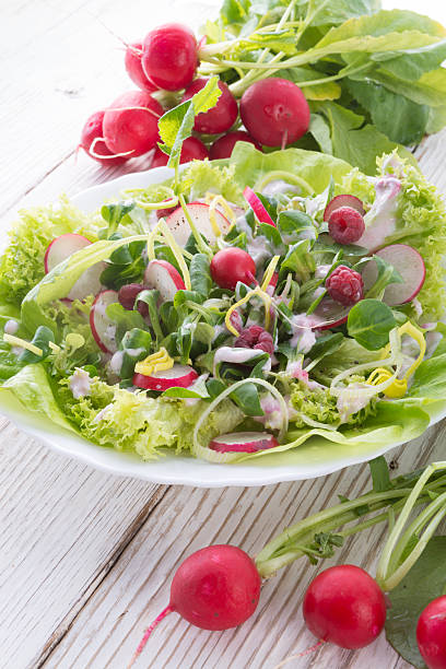 野菜を添えたミックスグリーン - salad flower bed plate romaine ストックフォトと画像