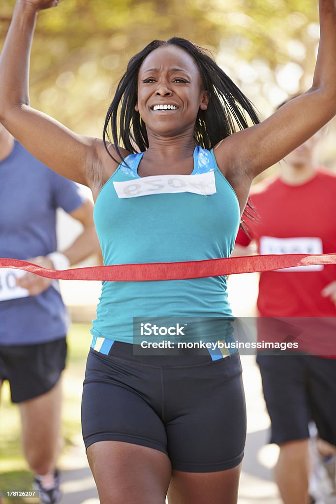 Weibliche Läufer gewinnen Marathon - Lizenzfrei Ziellinie Stock-Foto