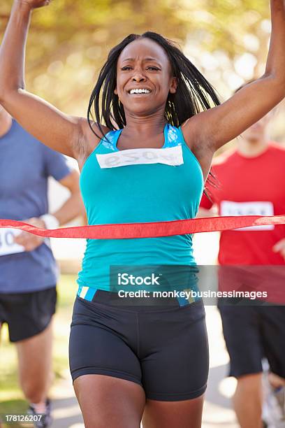 Weibliche Läufer Gewinnen Marathon Stockfoto und mehr Bilder von Ziellinie - Ziellinie, Frauen, Afro-amerikanischer Herkunft