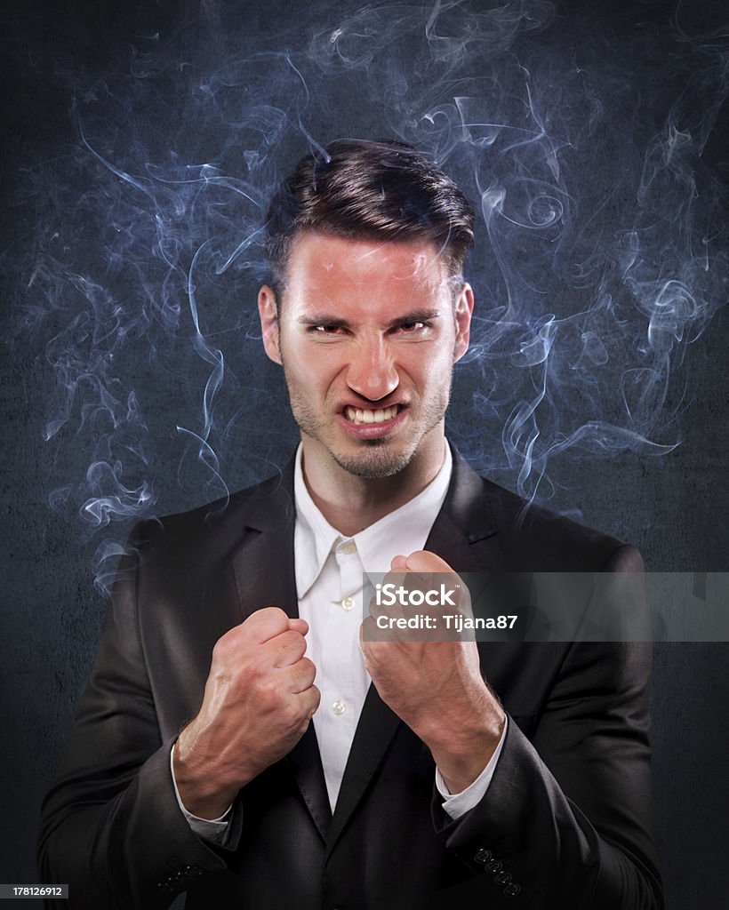 Uomo d'affari di fumare con rabbia - Foto stock royalty-free di Bollente