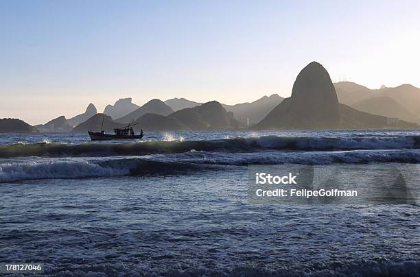Montanhas Silhuette Rio De Janeiro - Fotografias de stock e mais imagens de Ao Ar Livre - Ao Ar Livre, Brasil, Capitais internacionais