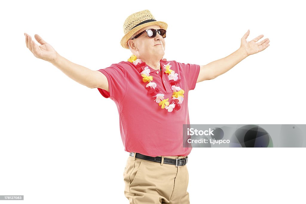 Hombre maduro feliz de vacaciones extendiendo sus brazos - Foto de stock de Accesorio para ojos libre de derechos