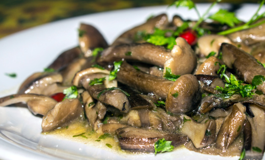 Mushrooms with olive oil, parsley and chili